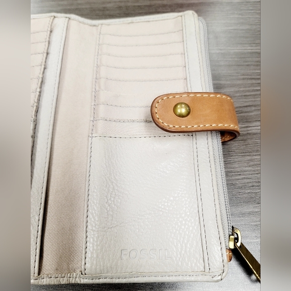 Fossil Clutch Leather Wallet. Gray w/brown strap - Picture 5 of 16